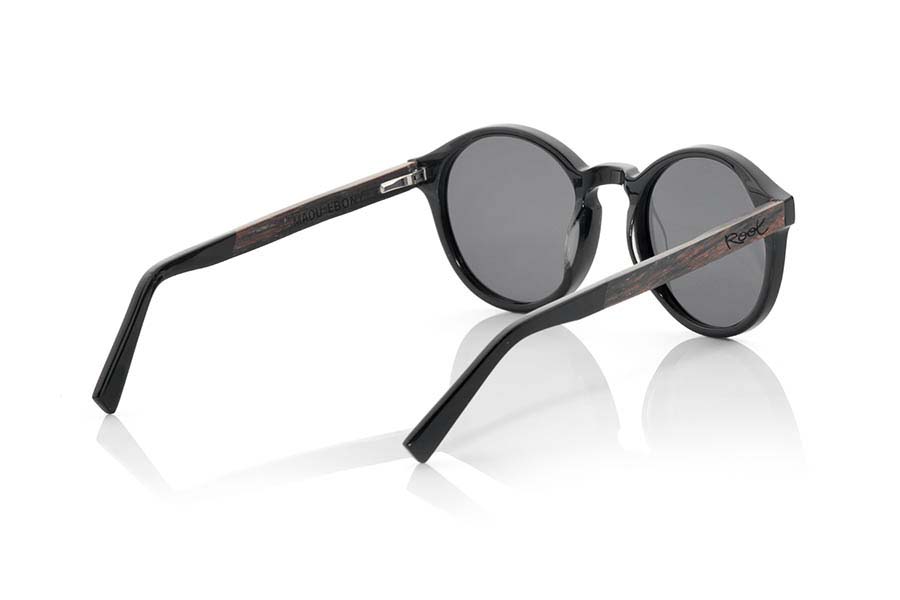 Wood eyewear of Ebony MAOU. MAOU sunglasses of the MIXED PREMIUM series are manufactured with the front in acetate quality black and sideburns in natural ROSEWOOD finished in Rod covered in black acetate that can be adjusted if necessary. It's a model rounded suggestive shapes that are perfectly to people of both sexes and have been combined with grey lenses or blue REVO series. You will surprise the quality of the materials and their termination perfect. Front size: 140x51mm for Wholesale & Retail | Root Sunglasses® 